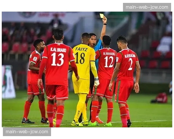 裁判未响哨情况下回看录像并升级判罚，程序合理性引发质疑